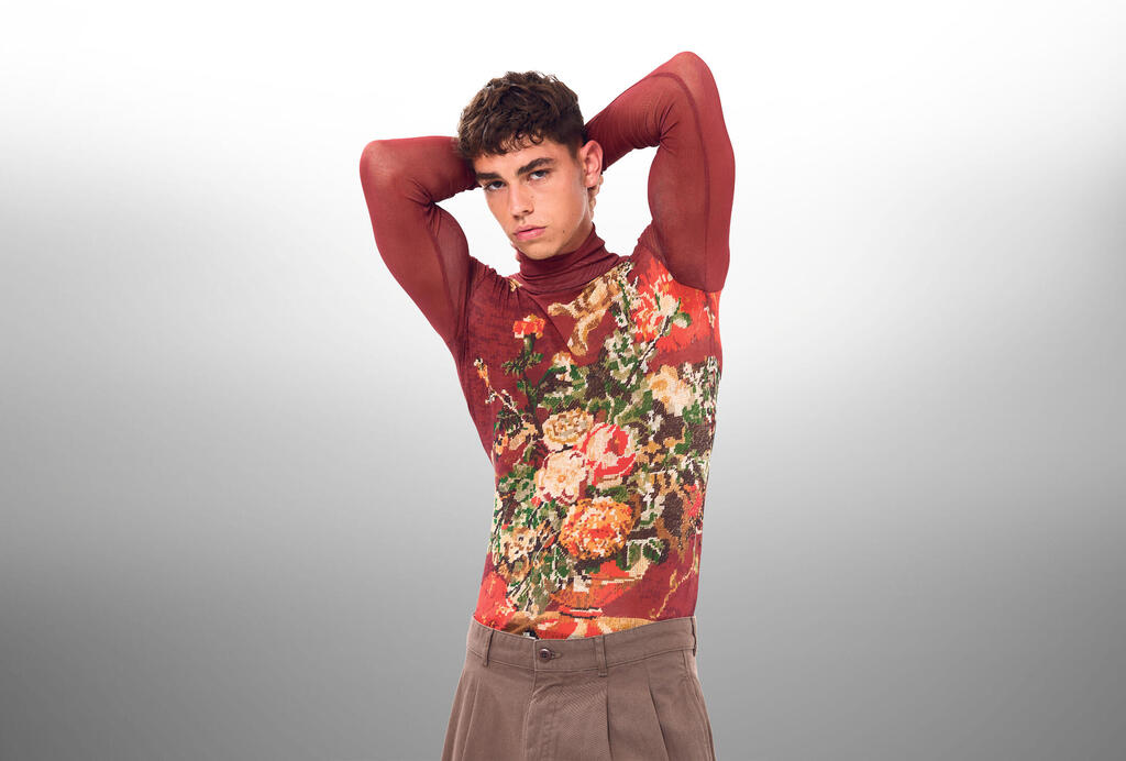 חולצה עם הדפס דיגיטלי פרחוני בהשראת עבודות גובלן ישנות בעיצוב יובל אלרואי של המותג אוטרה  outré פנאי