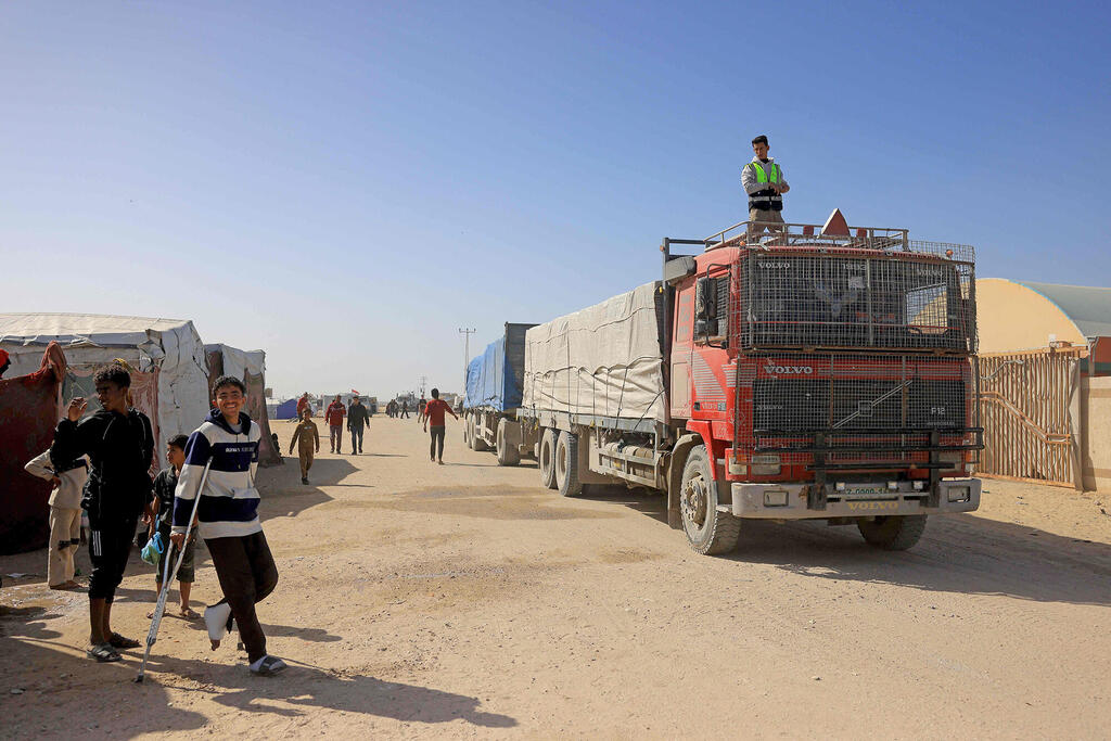 Trucks carrying humanitarian aid through the Rafah Crossing arrive in Khan Yunis, Gaza (Bashar Taleb/AFP) משאיות נושאות סיוע הומניטרי שעברו במעבר רפיח מגיעות לחאן יונס עזה 1.2.26