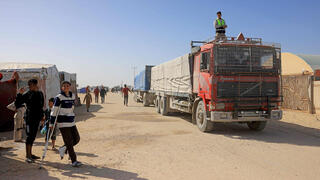 משאיות נושאות סיוע הומניטרי שעברו במעבר רפיח מגיעות לחאן יונס עזה 1.2.26