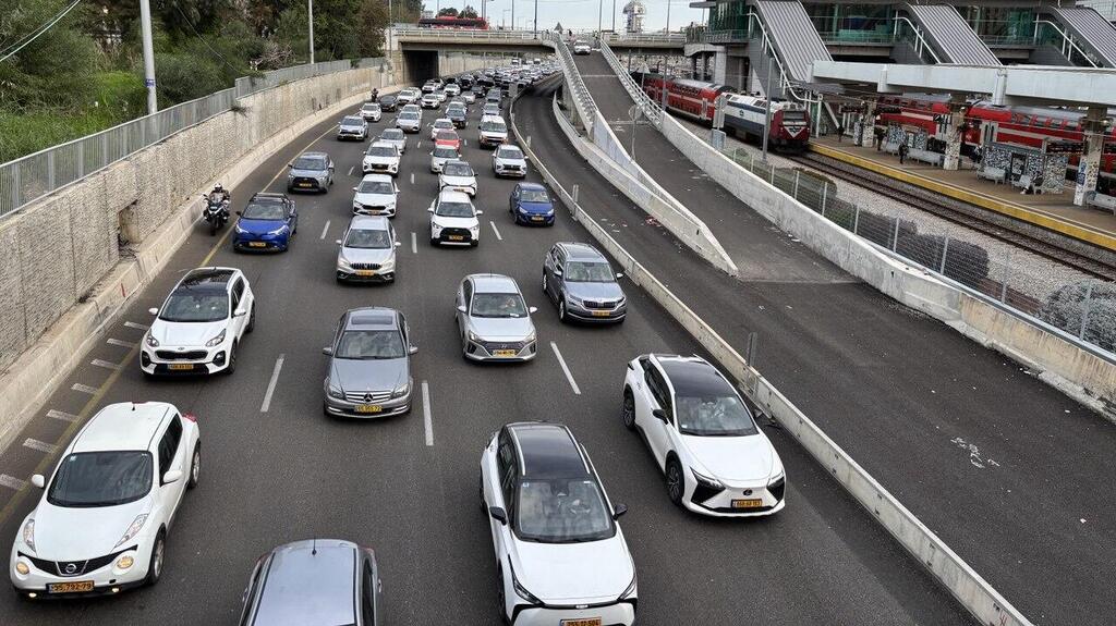 ככל שרכב הוא יותר חדיש כך הוא נוסע יותר נתיבי אייילון פקק פקק תנועה