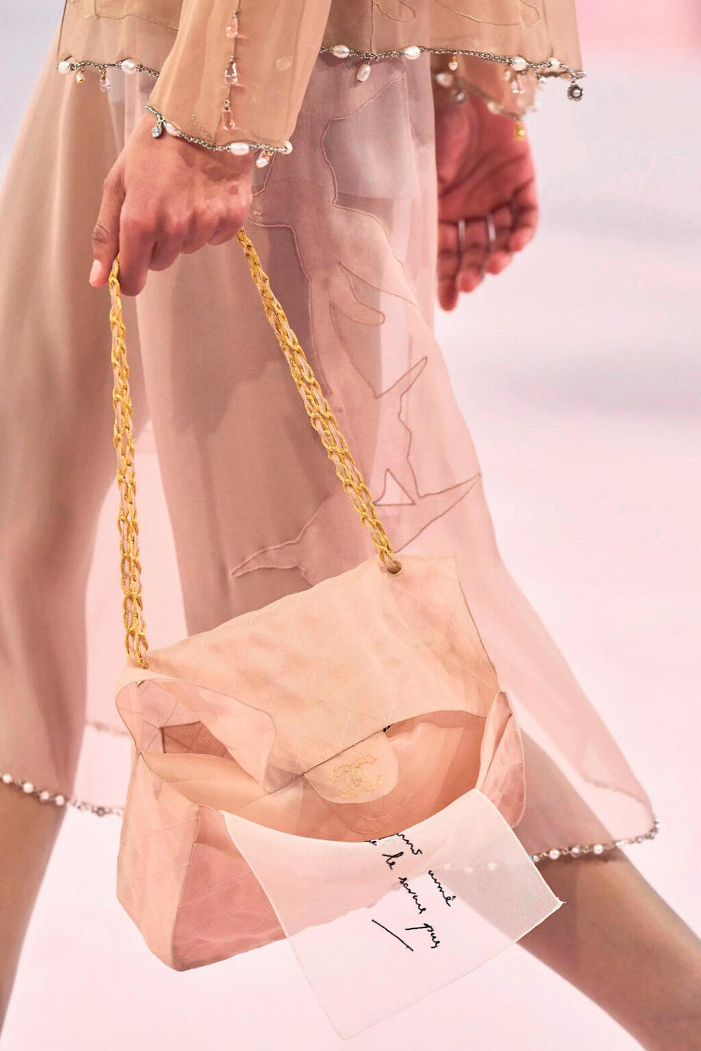 פנאי תיק עם רקמה אישית של שאנל