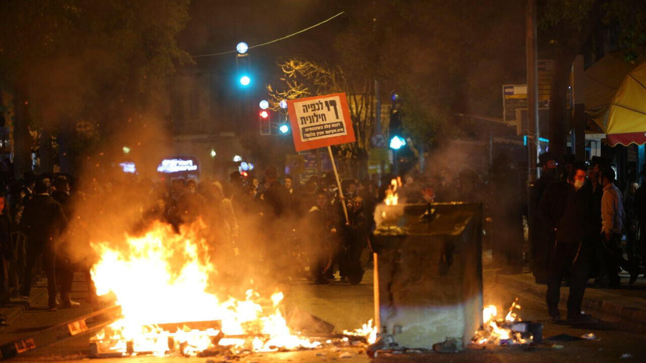 הפגנה נגד הרכבת הקלה בבר־אילן, ב־ 2021 . החרדים לא מתעסקים עם הקיצונים של עצמם, הממשלה והמשטרה בטח לא מתעסקים איתם