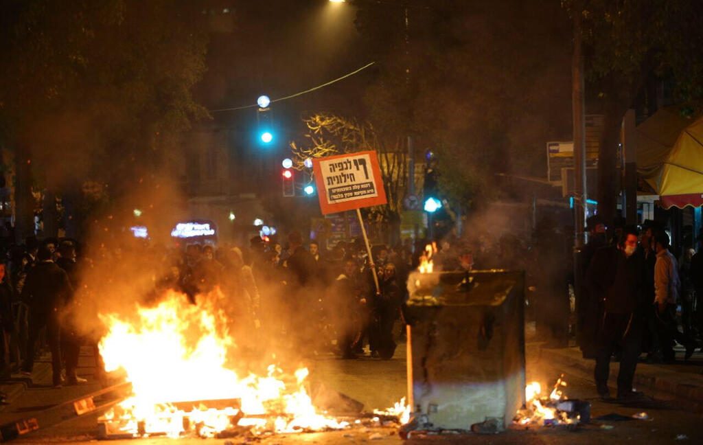 הפגנה נגד הרכבת הקלה בבר־אילן, ב־ 2021 . החרדים לא מתעסקים עם הקיצונים של עצמם, הממשלה והמשטרה בטח לא מתעסקים איתם