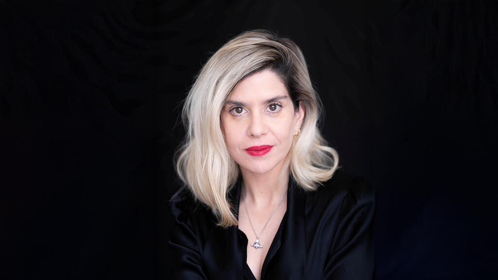 יערה קידר אוצרת תערוכות אופנה והיסטוריונית פנאי