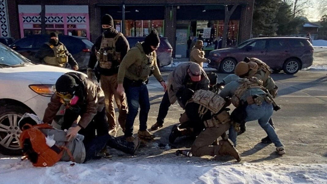 תיעודים מהתקרית בה נורה למוות המפגין אלכס פרטי במינאפוליס בינואר. אף אחד מראשי החברות המפעילות את הרשתות החברתיות לא התבטא נגד האלימות שמפעילים סוכני ICE