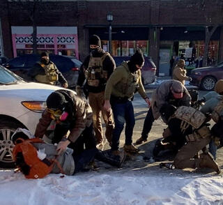 תיעודים מהתקרית בה נורה למוות המפגין אלכס פרטי במינאפוליס בינואר. אף אחד מראשי החברות המפעילות את הרשתות החברתיות לא התבטא נגד האלימות שמפעילים סוכני ICE