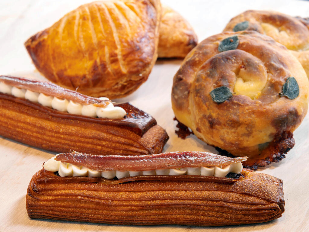 בחזית מאפה אנשובי עם קרם ריקוטה מאחורי מימין בורקס טורקי עם ג'יבנה וזעתר ו שוסון עם גבינה וביצה קשה מסעדת בייקרי תופין פנאי