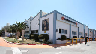 מפעל אבן קיסר בשדות ים. "היינו מפלצת, אוניה ענקית ששטה ללא רב חובל", אומר אוחנה