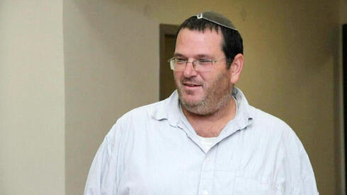 שימוש לפי סעיף 27א לחוק זכויות יוצרים אחיו של ראש השב"כ, בצלאל זיני, הוא החשוד בפרשת ההברחות; החשד - הבריח סיגריות