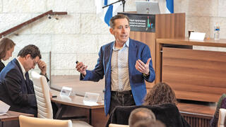 פול גומפרס פרופ' למינהל עסקים בהרווארד