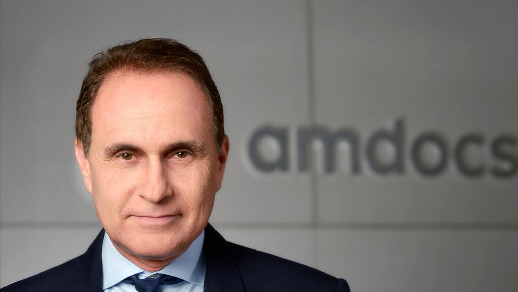 שוקי שפר מנכ"ל אמדוקס היוצא