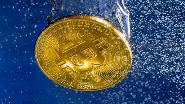 ביטקוין צונח ביטקוין צולל