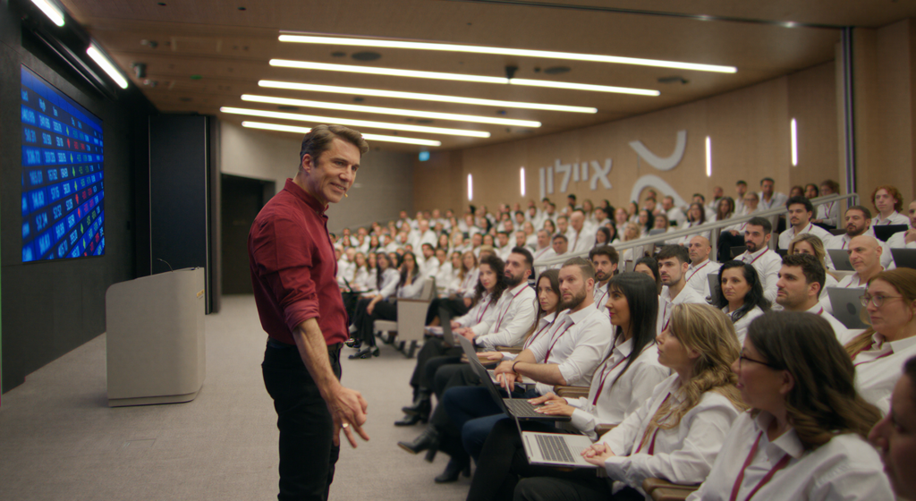 איילון חוזרת למסכים ומשיקה קמפיין טלוויזיוני מקורי בכיכובו של השחקן רוי מילר