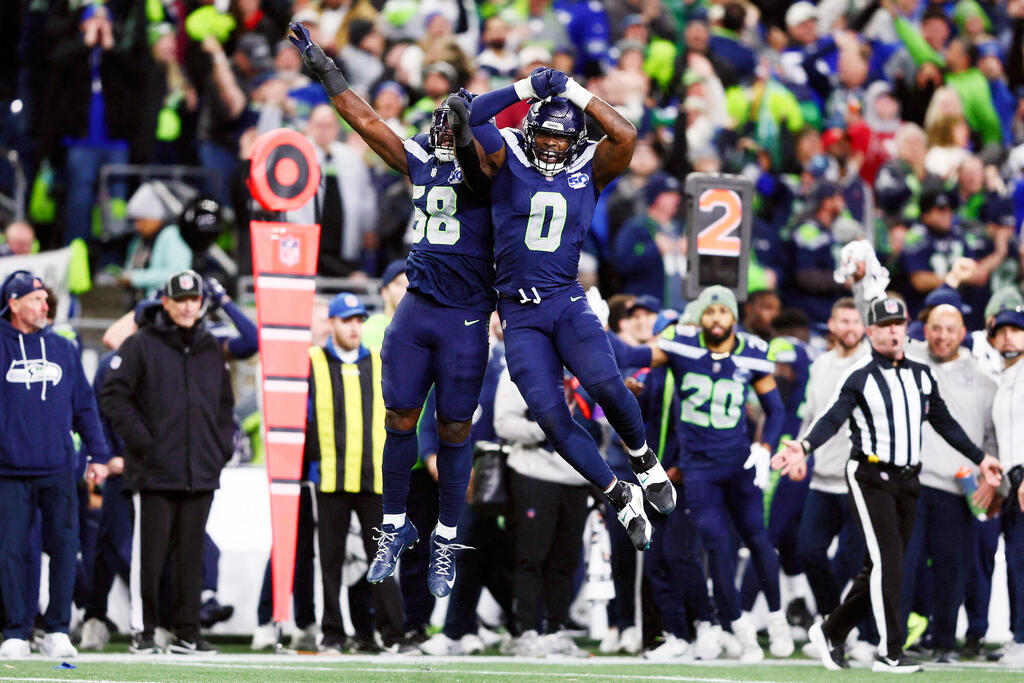 שחקני ההגנה של סיאטל סיהוקס חוגגים תיקול מוצלח