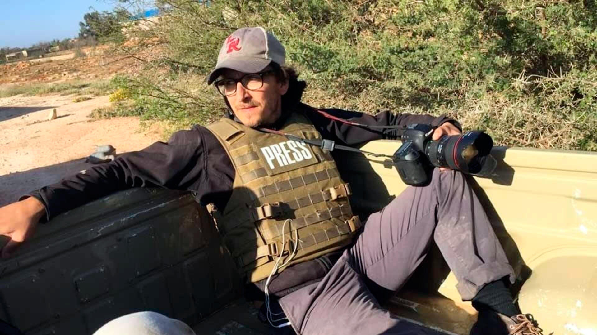 פנאי סרט חמוש רק במצלמה ברנט רנו צלם המלחמות שנהרג ברוסיה