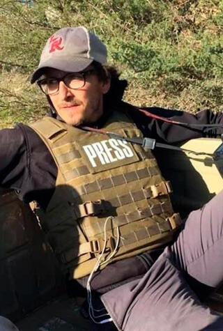 פנאי סרט חמוש רק במצלמה ברנט רנו צלם המלחמות שנהרג ברוסיה