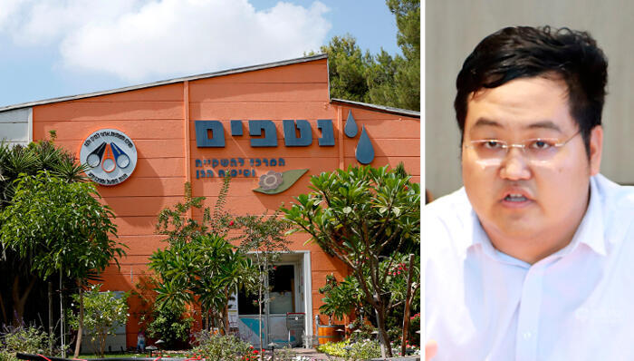 מימין האויו וואנג המיליארדר הסיני לצד מפעל נטפים