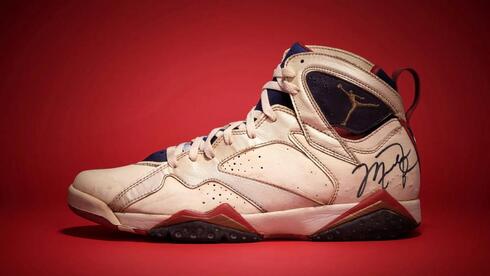 נעליים של ג'ורדן, חולצה של בירד: סקוטי פיפן מוכר מזכרות - ב-6 מיליון דולר