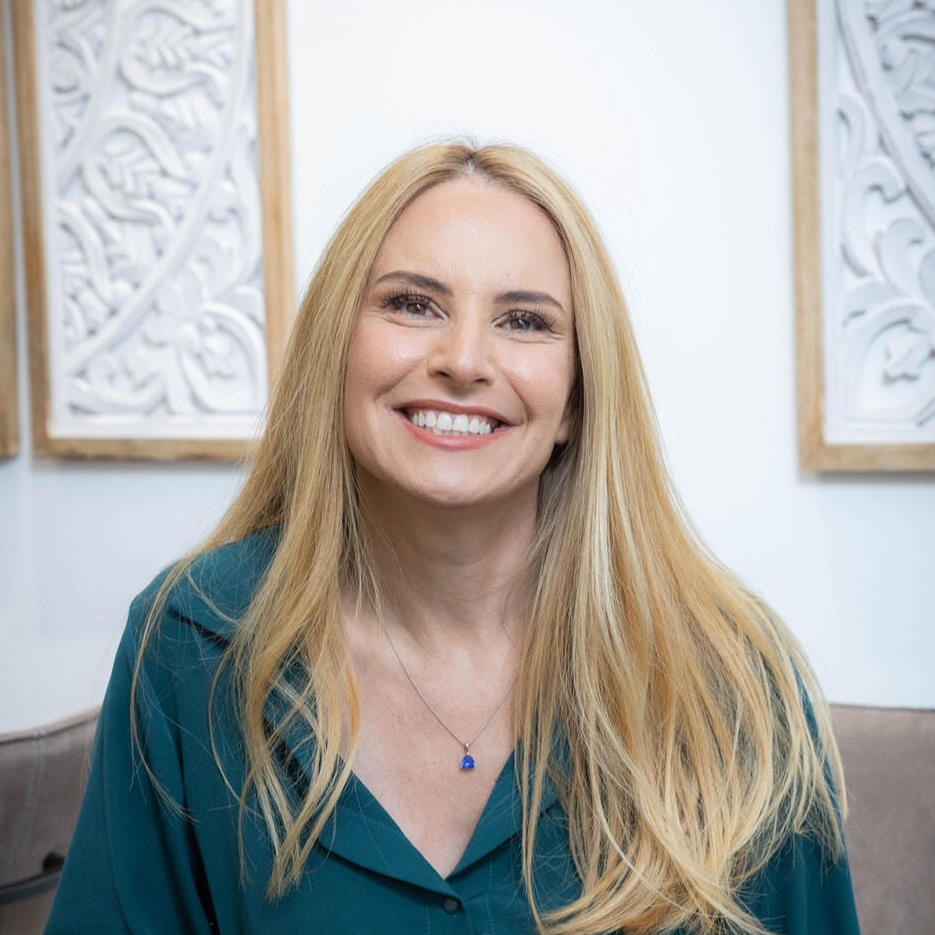 מיכל ליפשיץ מגשרת