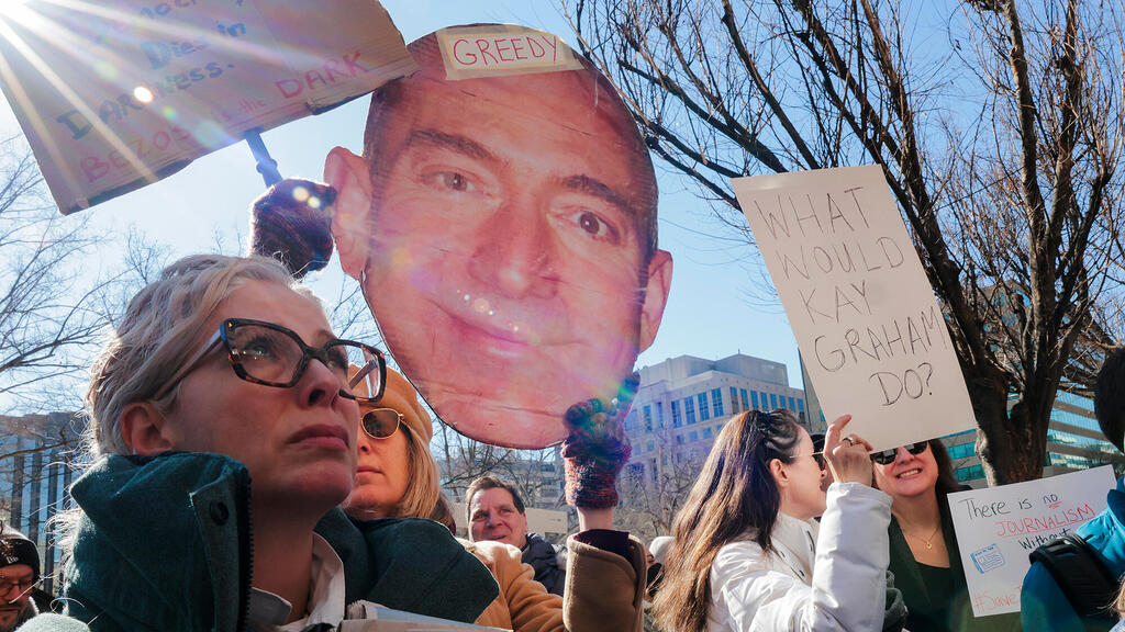 הפגנה נגד הפיטורים ב וושינגטון פוסט והבעלים ג'ף בזוס