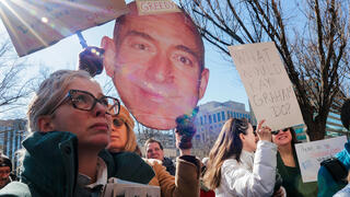 הפגנה נגד הפיטורים ב וושינגטון פוסט והבעלים ג'ף בזוס