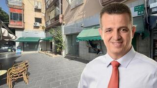 כרמל שאמה על רקע רקע הנכס שנרכש בכיכר אורדע ב רמת גן