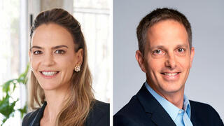 מימין רון הוכמן מנכ"ל מזרחי-טפחות אינווסט היוצא שמרית קניג מנכ"לית מזרחי טפחות אינווסט הנכנסת