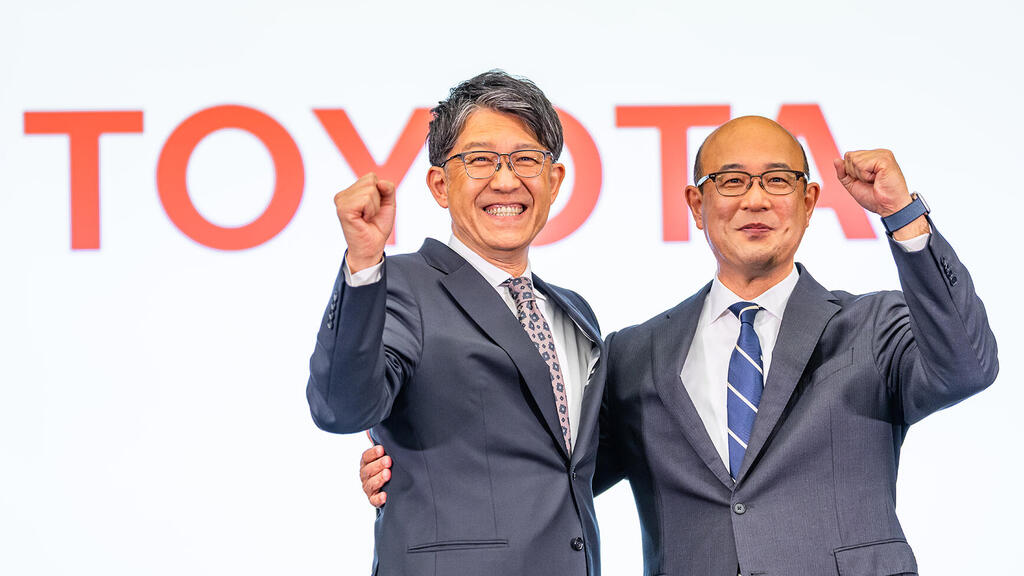 קנטה קון מנכ"ל טויוטה הנכנס ו קוג'י סאטו מנכ"ל טויטה היוצא