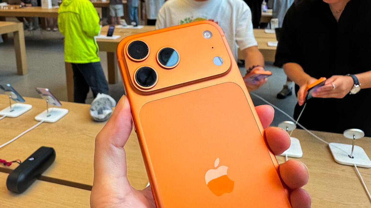 אייפון 17 כתום בחנות אפל בסין