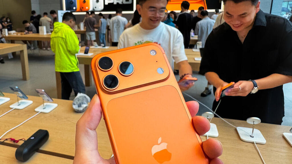 אייפון 17 כתום בחנות אפל בסין