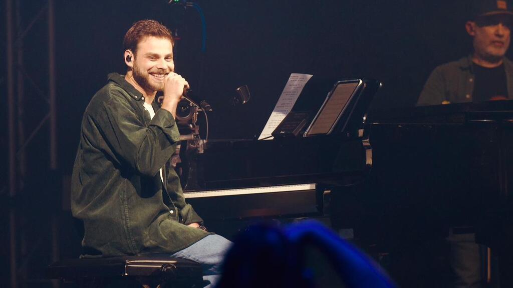 אלון אהל על הבמה בהאנגר 11