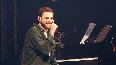 "הניצחון שלי והחזרה לחיים": אלון אהל חזר לבמה בערב של ריפוי ותקווה