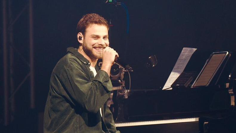 אלון אהל על הבמה בהאנגר 11