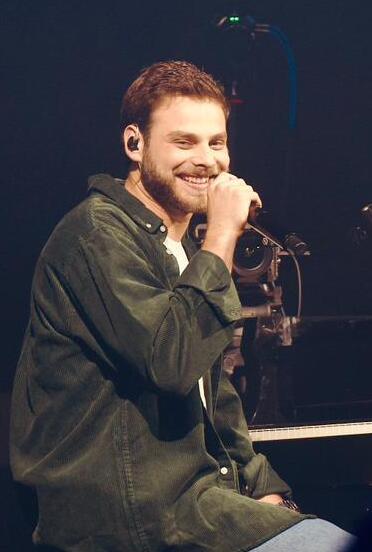 אלון אהל על הבמה בהאנגר 11