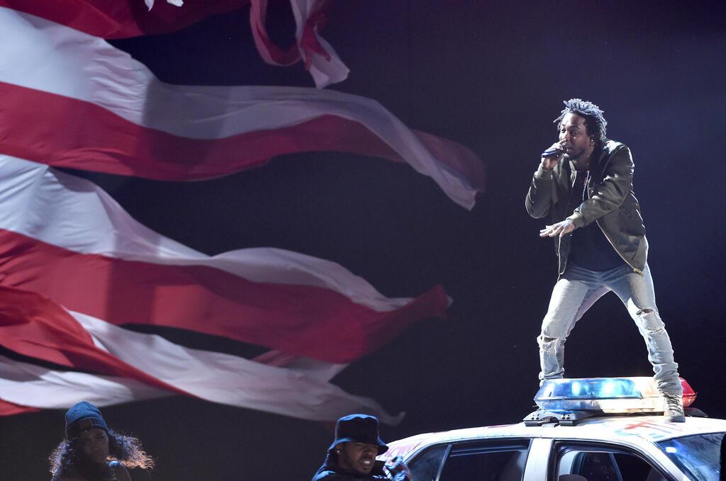 לאמאר מופיע על גבי ניידת משטרה בטקס 2015 ,BET . לאמן הכי פוליטי בהיפ־הופ נמאס שמתייחסים אליו כאל "המושיע"