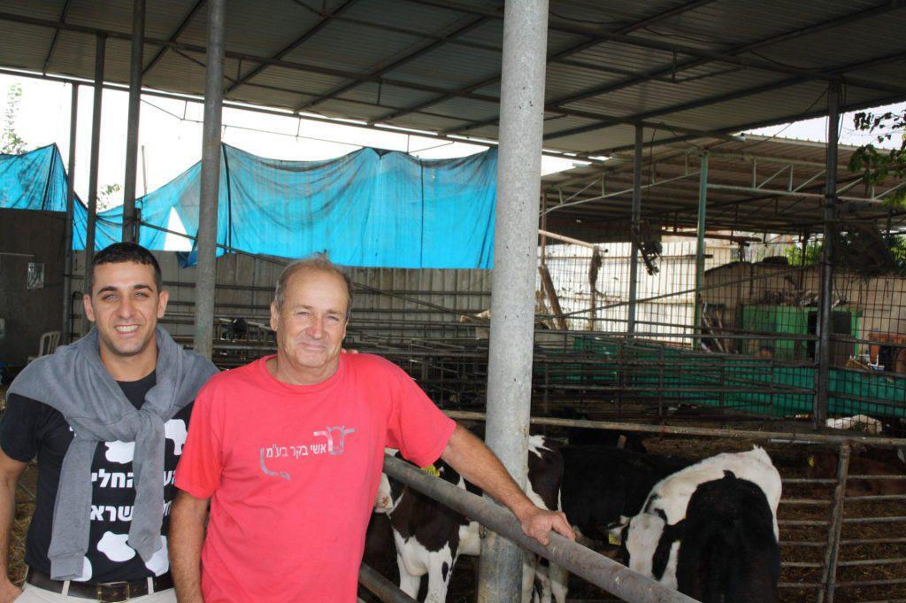 דמרי עם אביו ציון לפני שחלה, ובכניסה לרפת המשפחתית, השבוע. "כשהייתי בפנימייה החקלאית הייתי מגיע הביתה בימי שישי, שם את התיק בכניסה ולא נכנס הביתה. קודם לרפת" (צילומים: טל שחר, באדיבות המרואיין) דמרי עם אביו ציון לפני שחלה, ובכניסה לרפת המשפחתית, השבוע. "כשהייתי בפנימייה החקלאית הייתי מגיע הביתה בימי שישי, שם את התיק בכניסה ולא נכנס לבית. קודם לרפת"