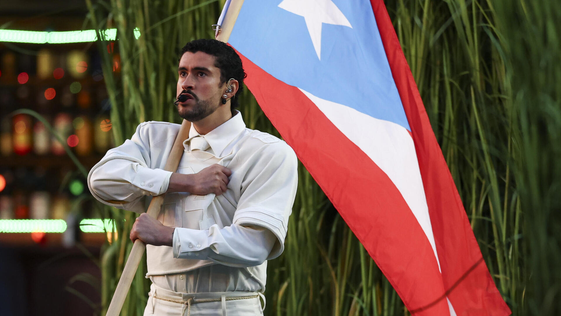 באד באני מחזיק בדגל פוארטו ריקו החופשייה, השבוע במופע הסופרבול. עצם המופע היה אצבע בעין של טראמפ