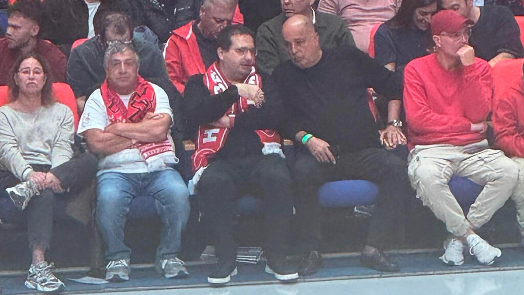 עמוס לוזון (במרכז מימין) מתארח אצל עופר ינאי, במשחק כדורסל של הפועל תל אביב במסגרת היורוליג. בימים שהחיזור היה בעיצומו וינאי רצה לרצות את לוזון (צילום: שמעון הולנדר) עמוס לוזון ועופר ינאי במשחק יורוליג של הפועל תל אביב