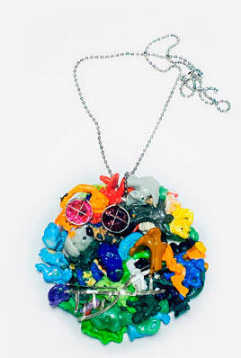 פנאי מימין סיכה מקאברית שיצרה יעל פרידמן ו עבודה פוליטית של דגנית שטרן שוקן