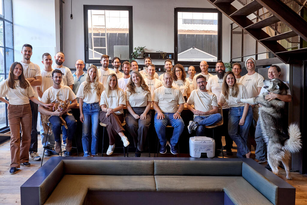 עובדי פקטיפיי במרכז הפיתוח בתל אביב. "אנחנו בונים הכל מהתחלה. המוצר שלנו מצוין כי הוא לא חב כלום למוצר שבא לפניו. הוא לא משתמש בשום דבר שנראה כמו טופס PDF" (צילום: ינאי יחיאל) עובדי פקטיפיי במרכז הפיתוח בתל אביב. "אנחנו בונים הכל מהתחלה. המוצר שלנו מצוין כי הוא לא חב כלום למוצר שבא לפניו. הוא לא משתמש בשום דבר שנראה כמו טופס