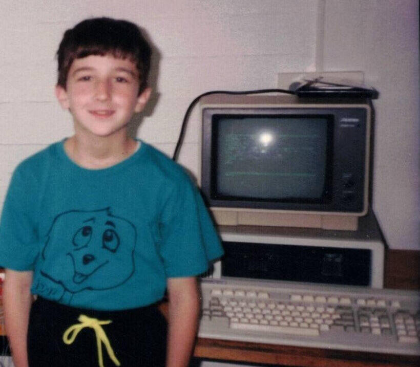 גביש בחדר ילדותו בחיפה, 1990. "היה לי קשה בבית הספר, ואפילו רציתי לנשור. הייתי קצת אידאליסט, מרדן וקצת משועמם" (צילום: באדיבות המרואיין) גביש בחדר ילדותו בחיפה, 1990 . "היה לי קשה בבית הספר, ואפילו רציתי לנשור. הייתי קצת אידאליסט, מרדן וקצת משועמם"