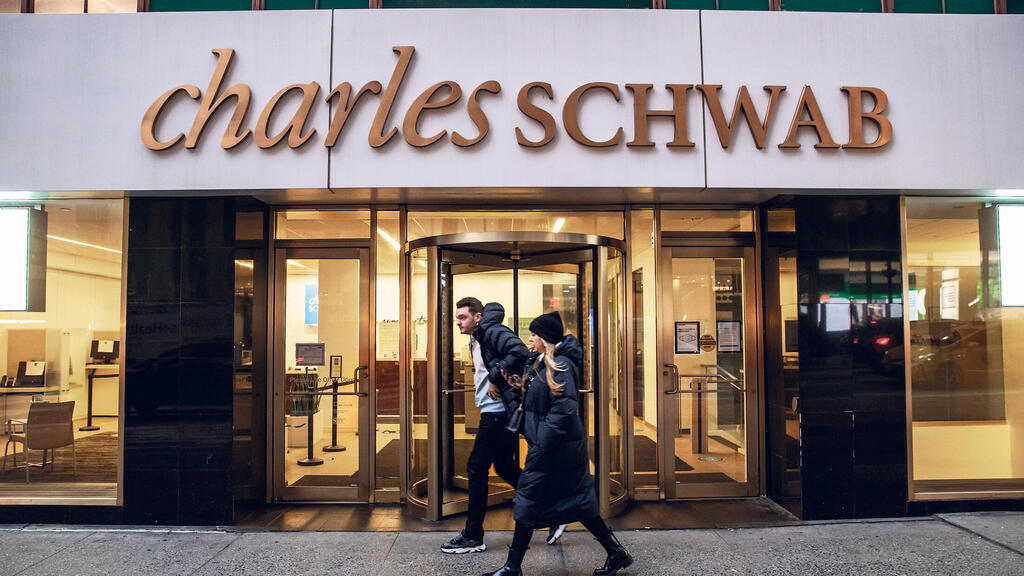 משרדי חברת ניהול ההון צ'ארלס שוואב, בניו יורק. הבינה המלאכותית תבצע משימות של צוות שלם, בעלות נמוכה (צילום: Victor J. Blue/ Bloomberg) משרדי חברת ניהול ההון צ'ארלס שוואב