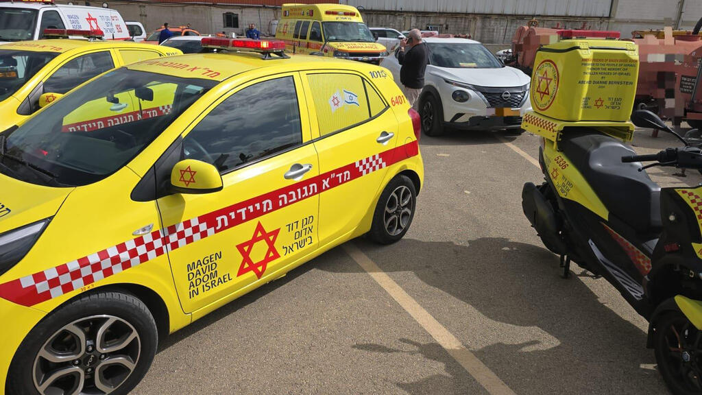 כוחות הצלה בבית הזיקוק באשדוד (צילום: תיעוד מבצעי מד''א) בתי הזיקוק ב אשדוד מפעל בית זיקוק עובדות הרוגות