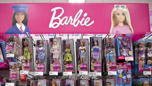 המכסים של טראמפ פגעו בבובות: מאטל התרסקה ב-31% אחרי הדוחות