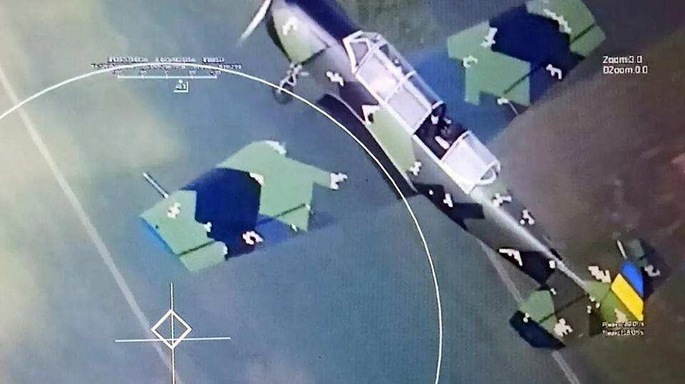 מטוס יאק 52, צולם מכטב"מ שאותו חיסל (צילום: Ukraine MOD) הקברניט כטב"מים אוקראינה