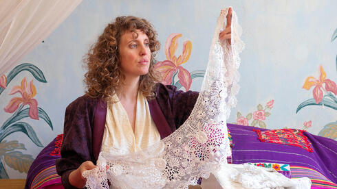 האוצרות של תמרה יובל ג'ונס יוצאים מהארון