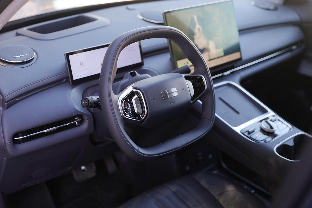 מבט מבפנים. מסך גדול שולט בפונקציות העיקריות, ומול הנהג יש מסך נוסף (צילום: דניאל קמפוס) מבחן רכב ג'ילי סטאריי מבפנים