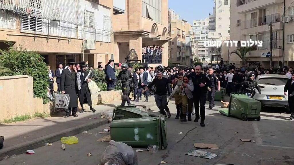 התפרעות חרדים ב בני ברק חילוץ התבצע במקום של 2 חיילות