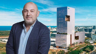 יוסי פרשקובסקי על רקע הדמיה של הפרויקט בהרצליה פיתוח