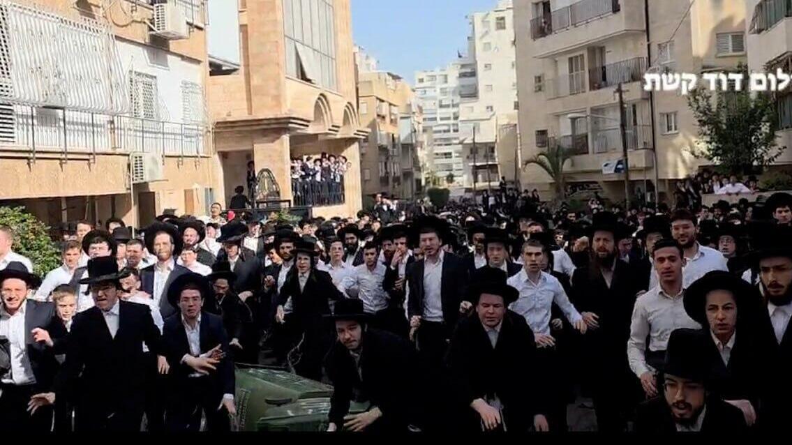 התפרעות חרדים ב בני ברק חילוץ התבצע במקום של 2 חיילות